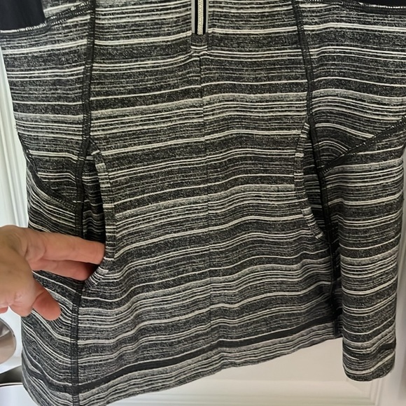 LULULEMON Athletica Half Zip-pullover Sweatshirt Reflective Stripes Size 6 Gray - Picture 3 of 15